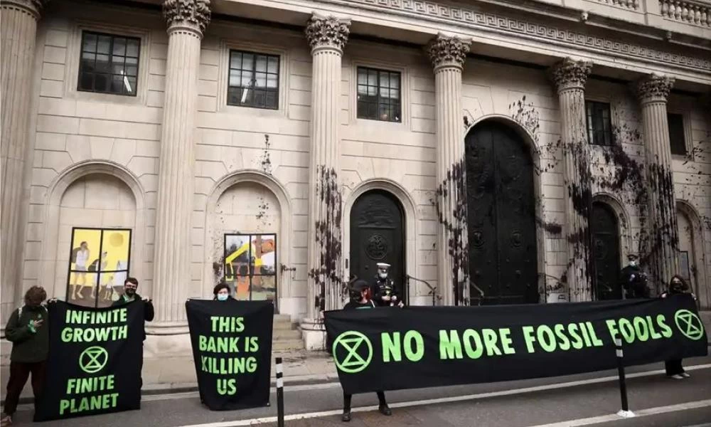  Ακτιβιστές βανδάλισαν με μαύρη μπογιά την Τράπεζα της Αγγλίας